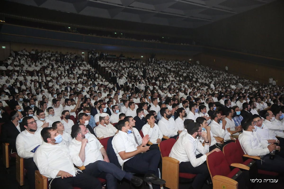 שולי רנד "עקר הרים" יחד עם בחורי הישיבה