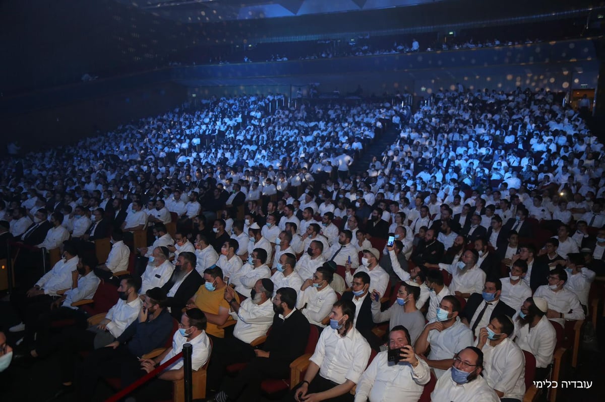 שולי רנד "עקר הרים" יחד עם בחורי הישיבה