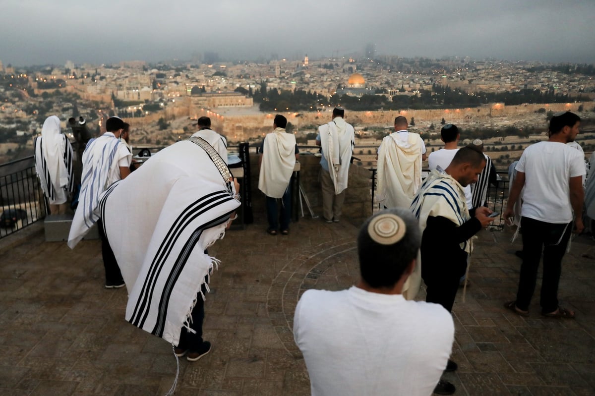 וותיקין של הושענא רבה מול הר הבית • צפו