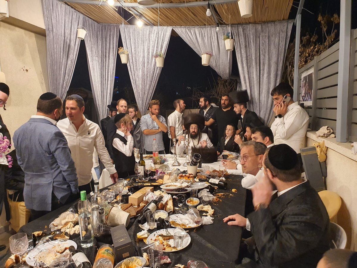 השוטרים פרצו לטיש של האדמו"ר ממז'יבוז'