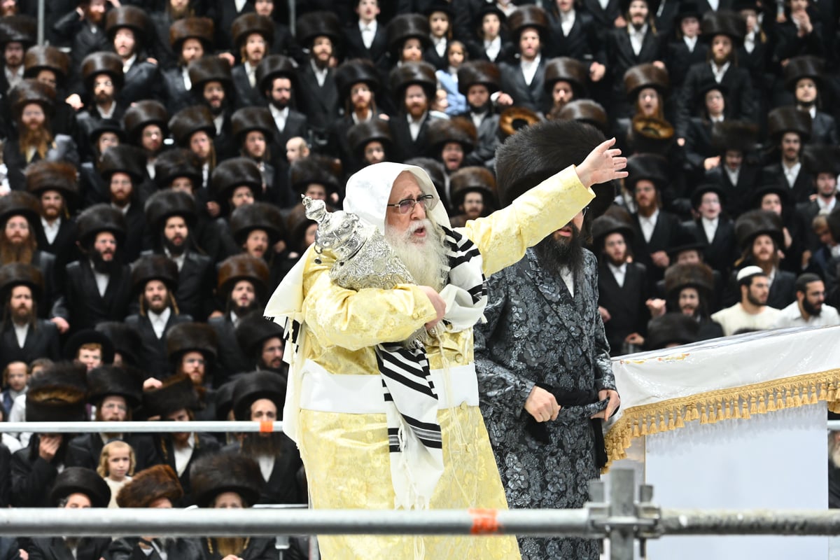 תפילות ו'טישים': מראות חג הסוכות ושמחת תורה בצאנז