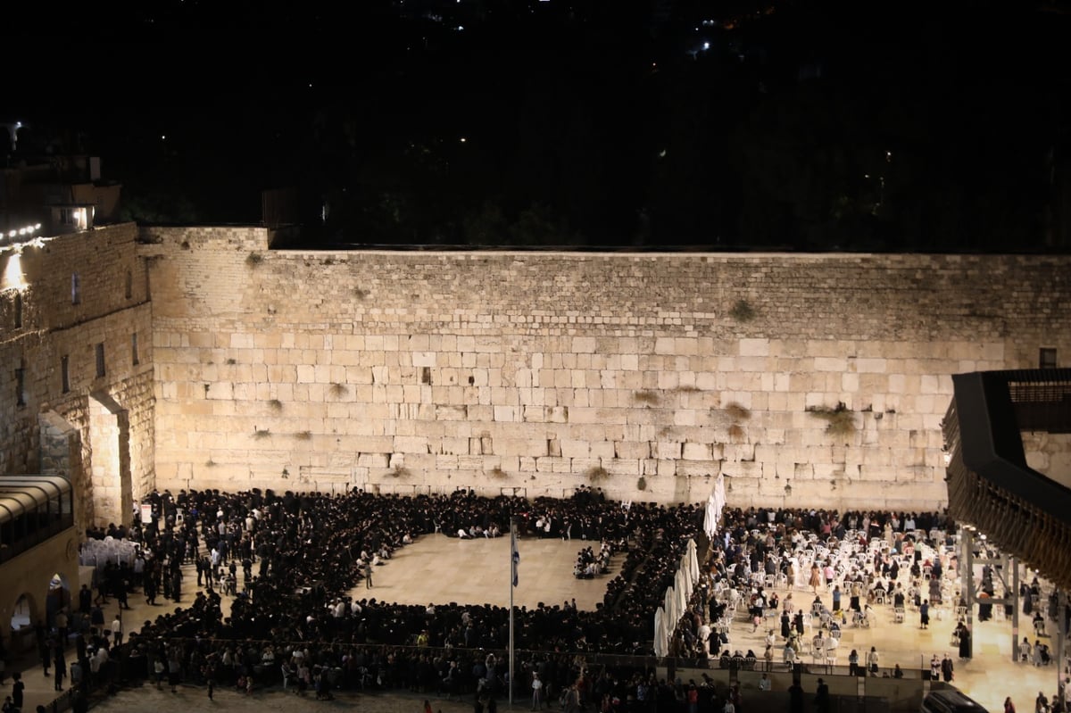 בראשות האדמו"ר: חסידי ויז'ניץ התפללו בכותל