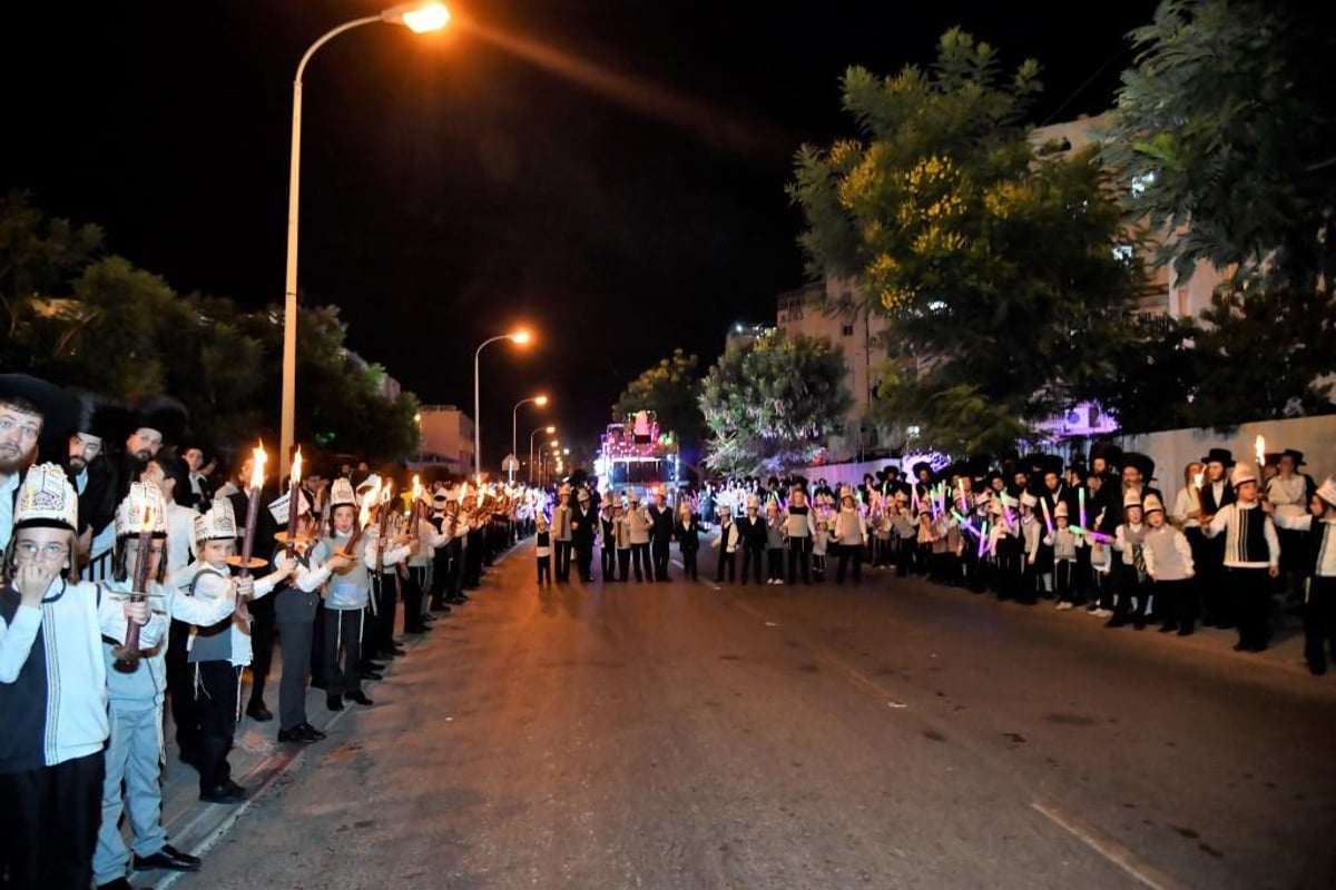 בויז'ניץ חגגו הכנסת ספר תורה בשילוב 'טיש נעילת החג'