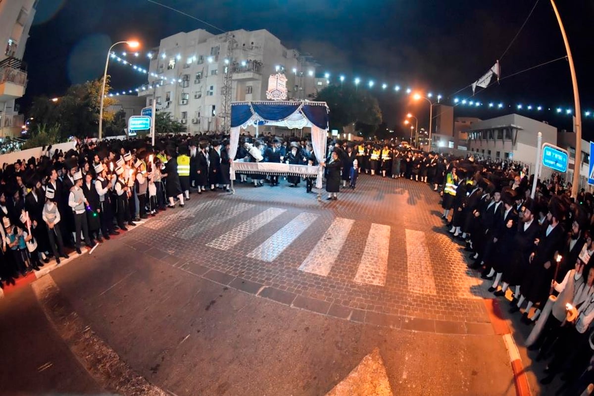 בויז'ניץ חגגו הכנסת ספר תורה בשילוב 'טיש נעילת החג'