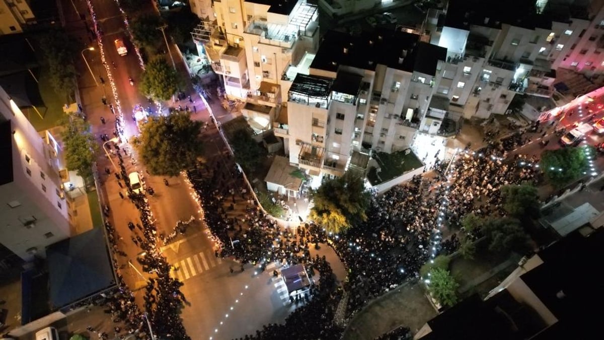 בויז'ניץ חגגו הכנסת ספר תורה בשילוב 'טיש נעילת החג'