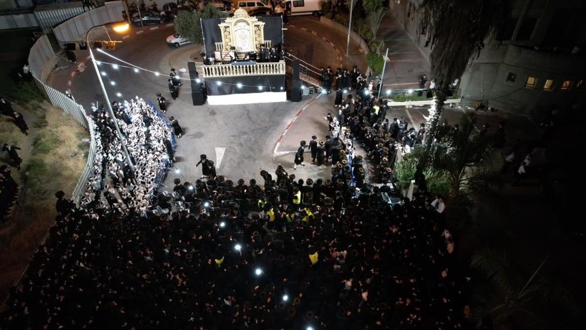 בויז'ניץ חגגו הכנסת ספר תורה בשילוב 'טיש נעילת החג'