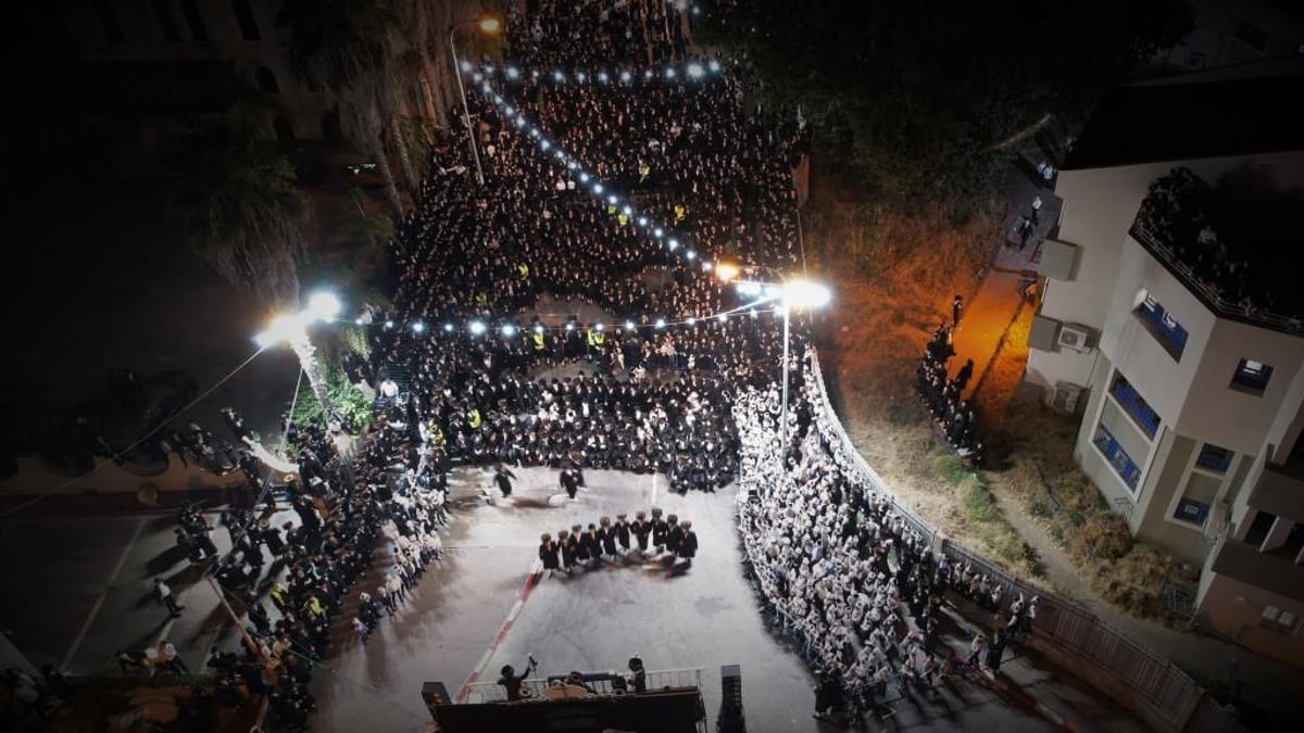 בויז'ניץ חגגו הכנסת ספר תורה בשילוב 'טיש נעילת החג'