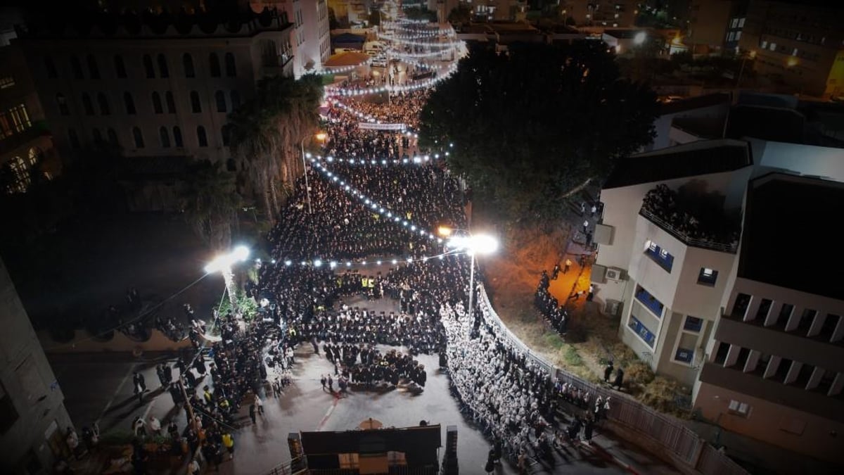 בויז'ניץ חגגו הכנסת ספר תורה בשילוב 'טיש נעילת החג'