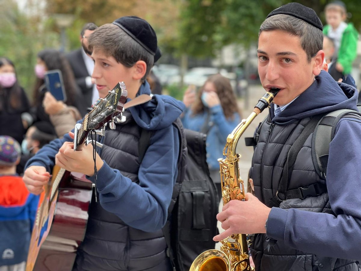 שטרסבורג: חולי קורונה שהחלימו רקדו עם ספרי התורה