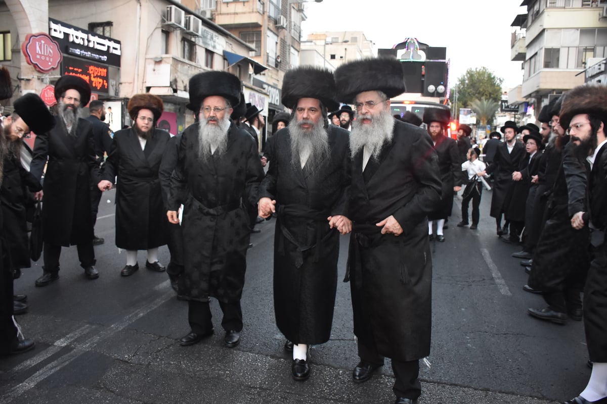 בראשות הרבי: בקוידינוב חגגו הכנסת ספר תורה