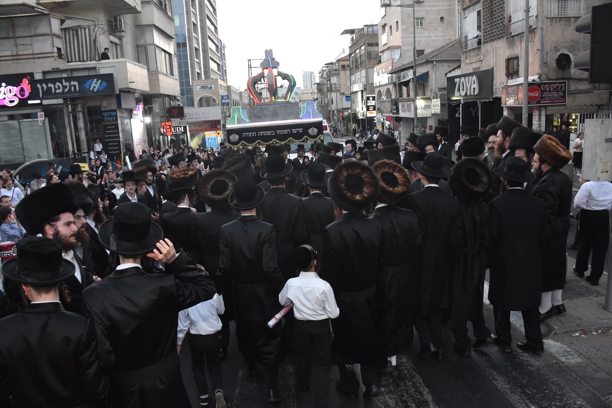 בראשות הרבי: בקוידינוב חגגו הכנסת ספר תורה