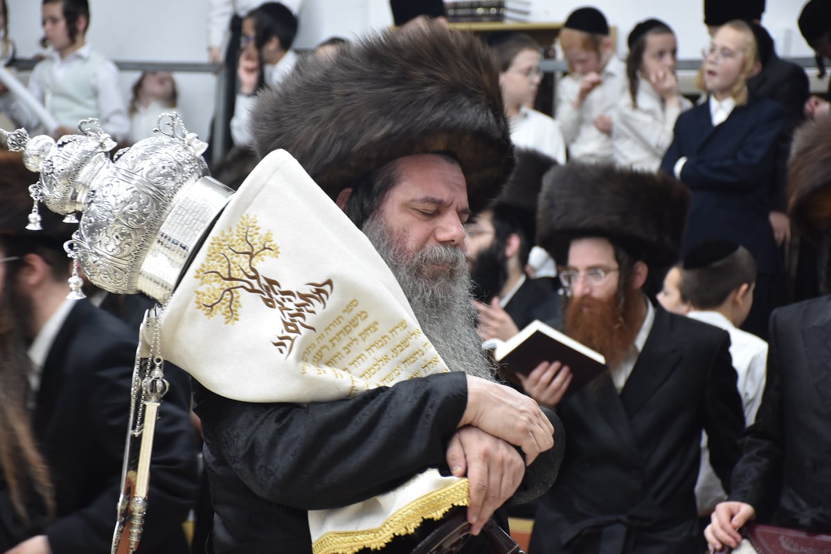 בראשות הרבי: בקוידינוב חגגו הכנסת ספר תורה