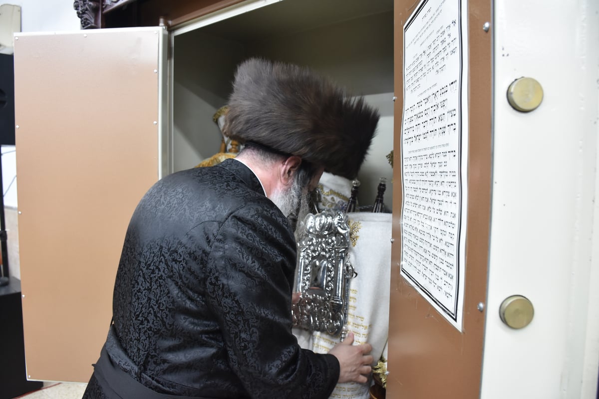 בראשות הרבי: בקוידינוב חגגו הכנסת ספר תורה