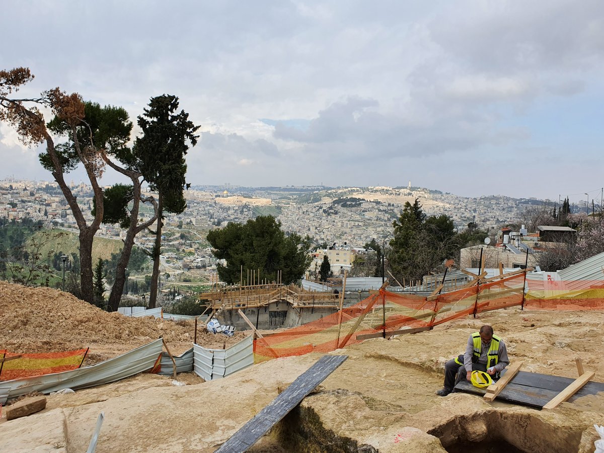 החפירה בארמון הנציב בירושלים. ברקע עיר דוד והר הבית