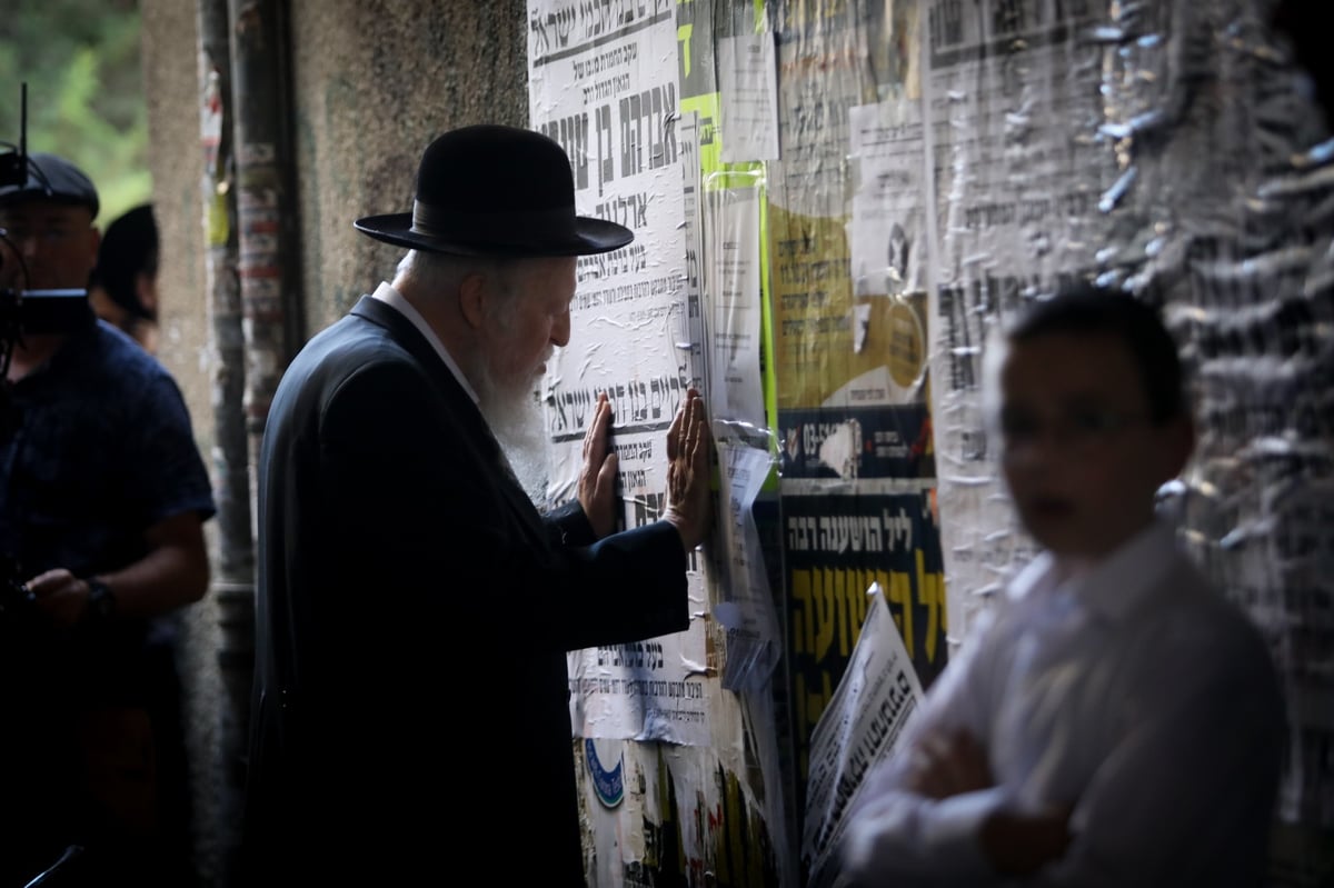 אלפים בהלווית הגאון רבי אברהם ארלנגר זצ"ל • צפו