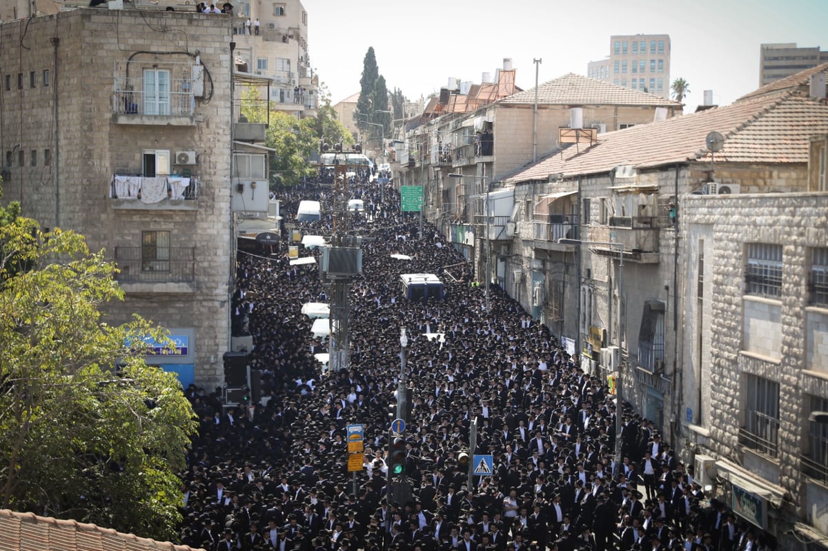 אלפים בהלווית הגאון רבי אברהם ארלנגר זצ"ל • צפו