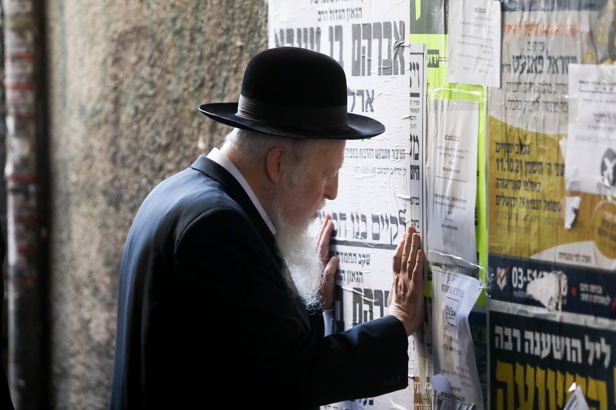 אלפים בהלווית הגאון רבי אברהם ארלנגר זצ"ל • צפו