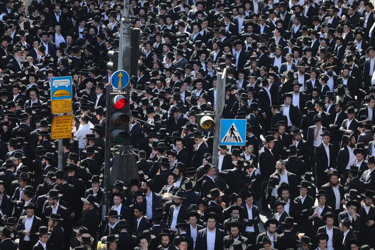 אלפים בהלווית הגאון רבי אברהם ארלנגר זצ"ל • צפו