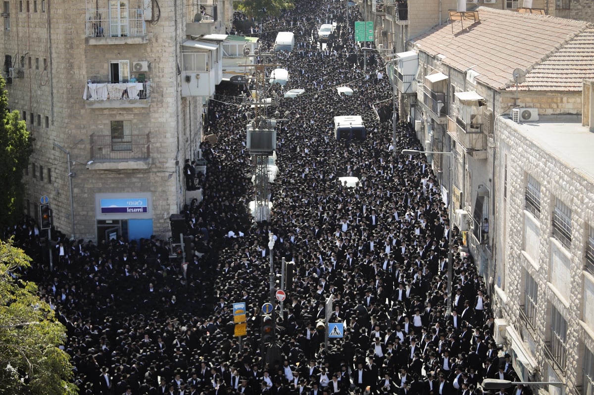 אלפים בהלווית הגאון רבי אברהם ארלנגר זצ"ל • צפו