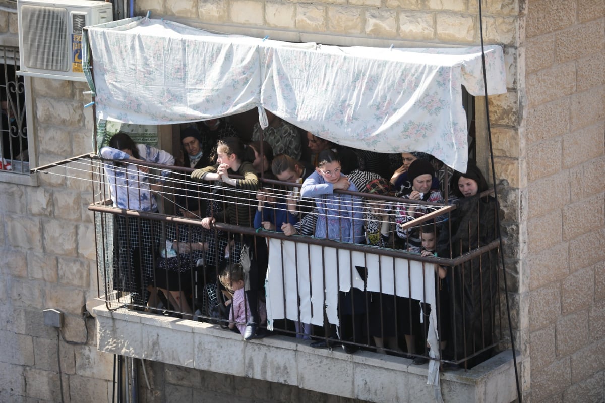 אלפים בהלווית הגאון רבי אברהם ארלנגר זצ"ל • צפו