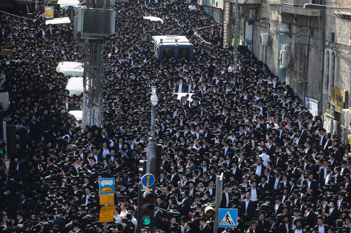 אלפים בהלווית הגאון רבי אברהם ארלנגר זצ"ל • צפו