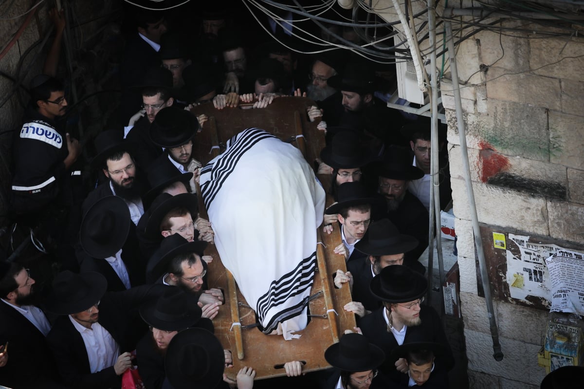 אלפים בהלווית הגאון רבי אברהם ארלנגר זצ"ל • צפו