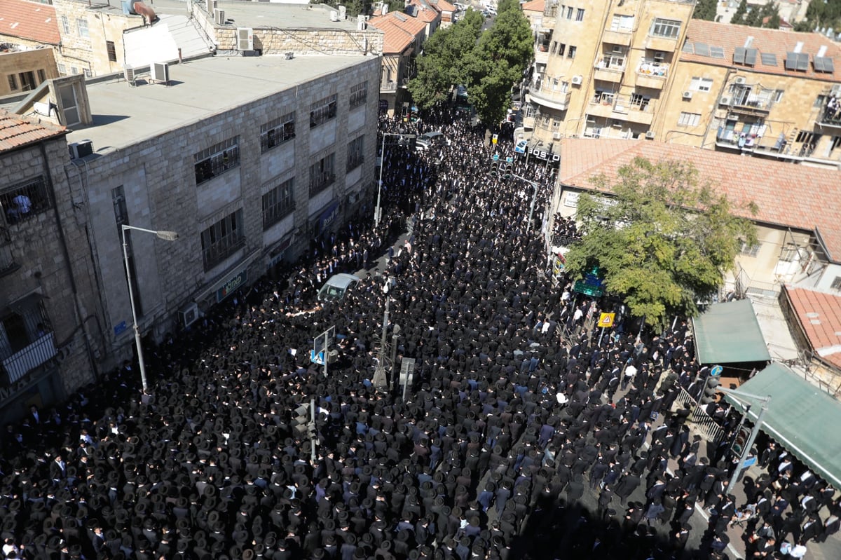 אלפים בהלווית הגאון רבי אברהם ארלנגר זצ"ל • צפו