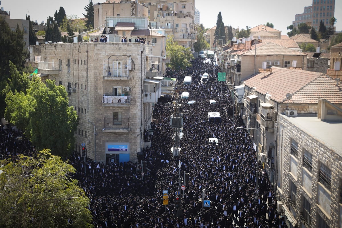 אלפים בהלווית הגאון רבי אברהם ארלנגר זצ"ל • צפו