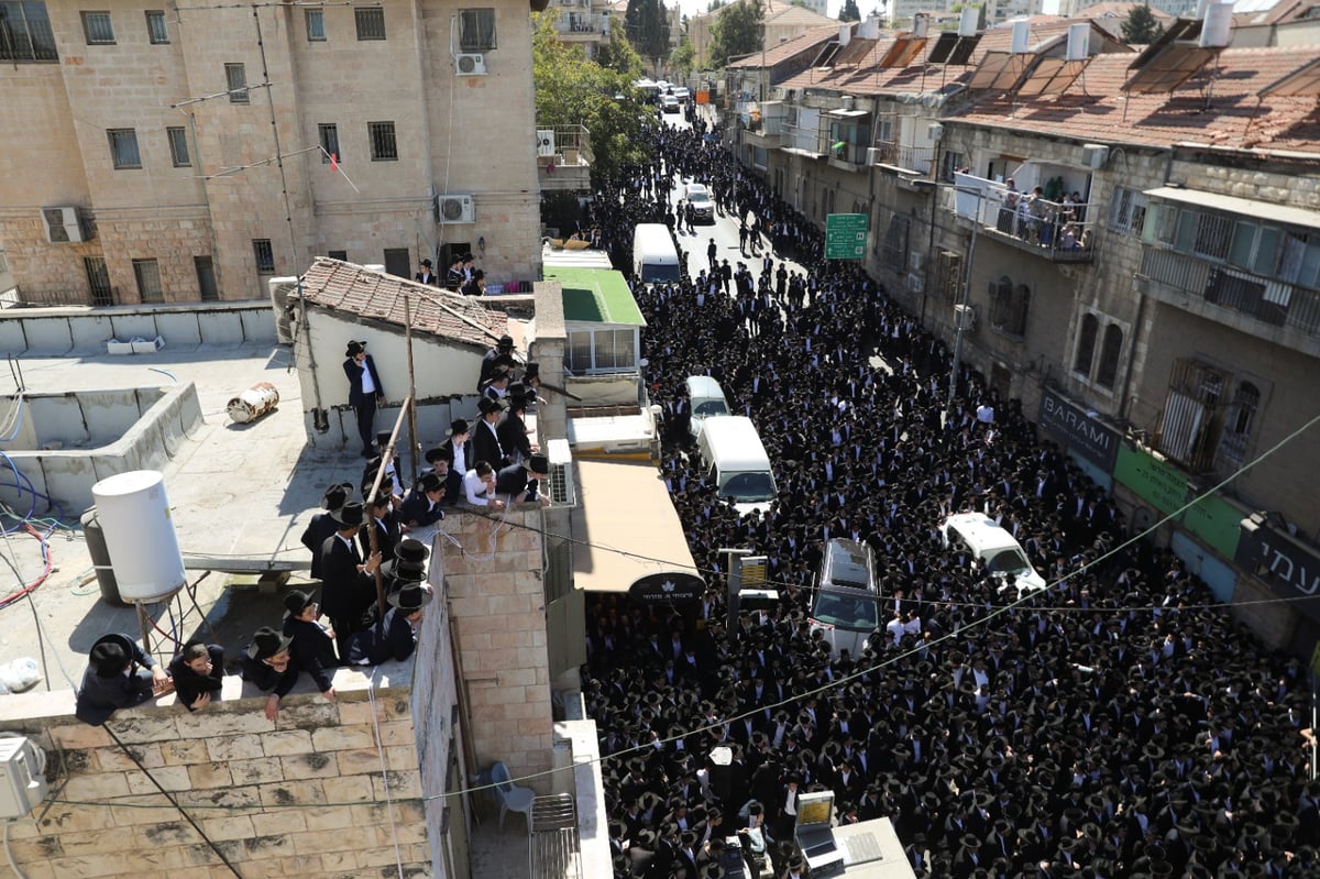 אלפים בהלווית הגאון רבי אברהם ארלנגר זצ"ל • צפו