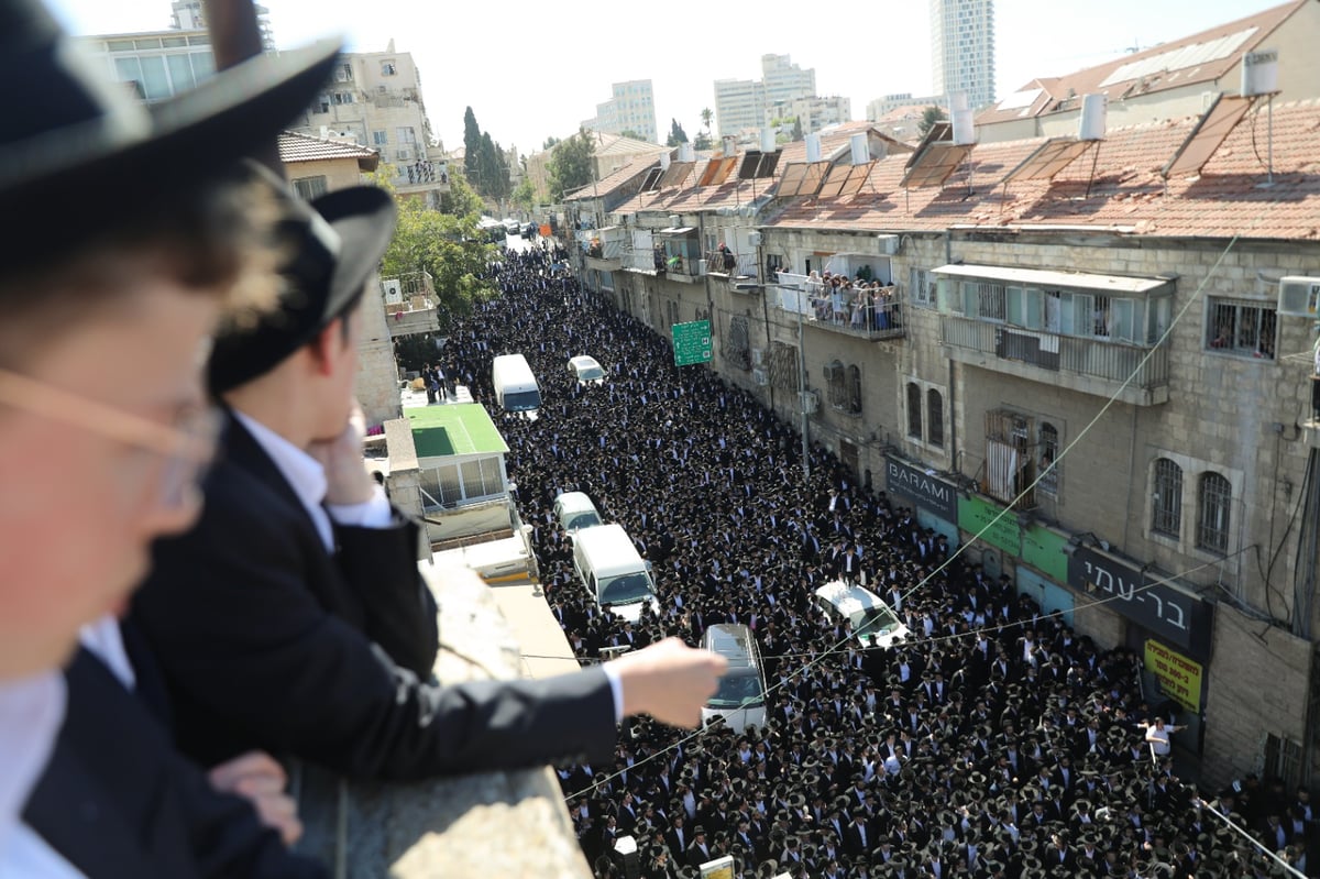 אלפים בהלווית הגאון רבי אברהם ארלנגר זצ"ל • צפו