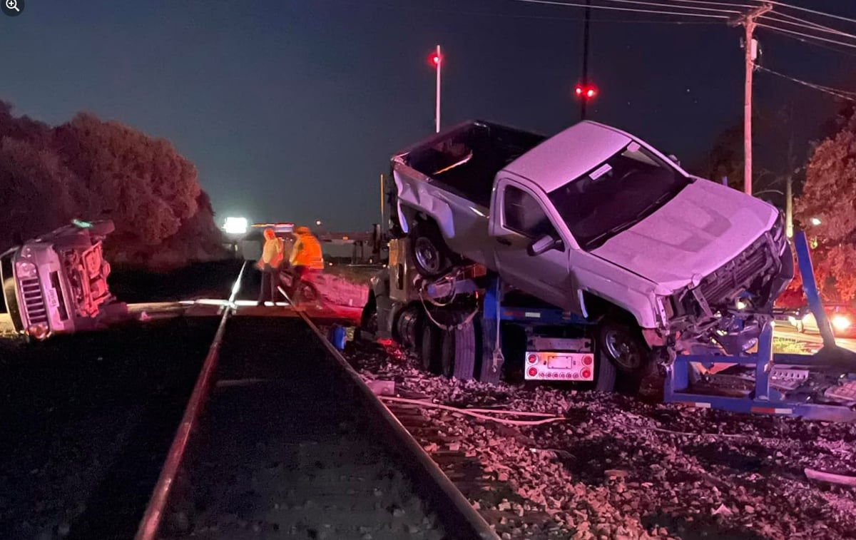 הרכבת שועטת אל משאית שנתקעה בפסים