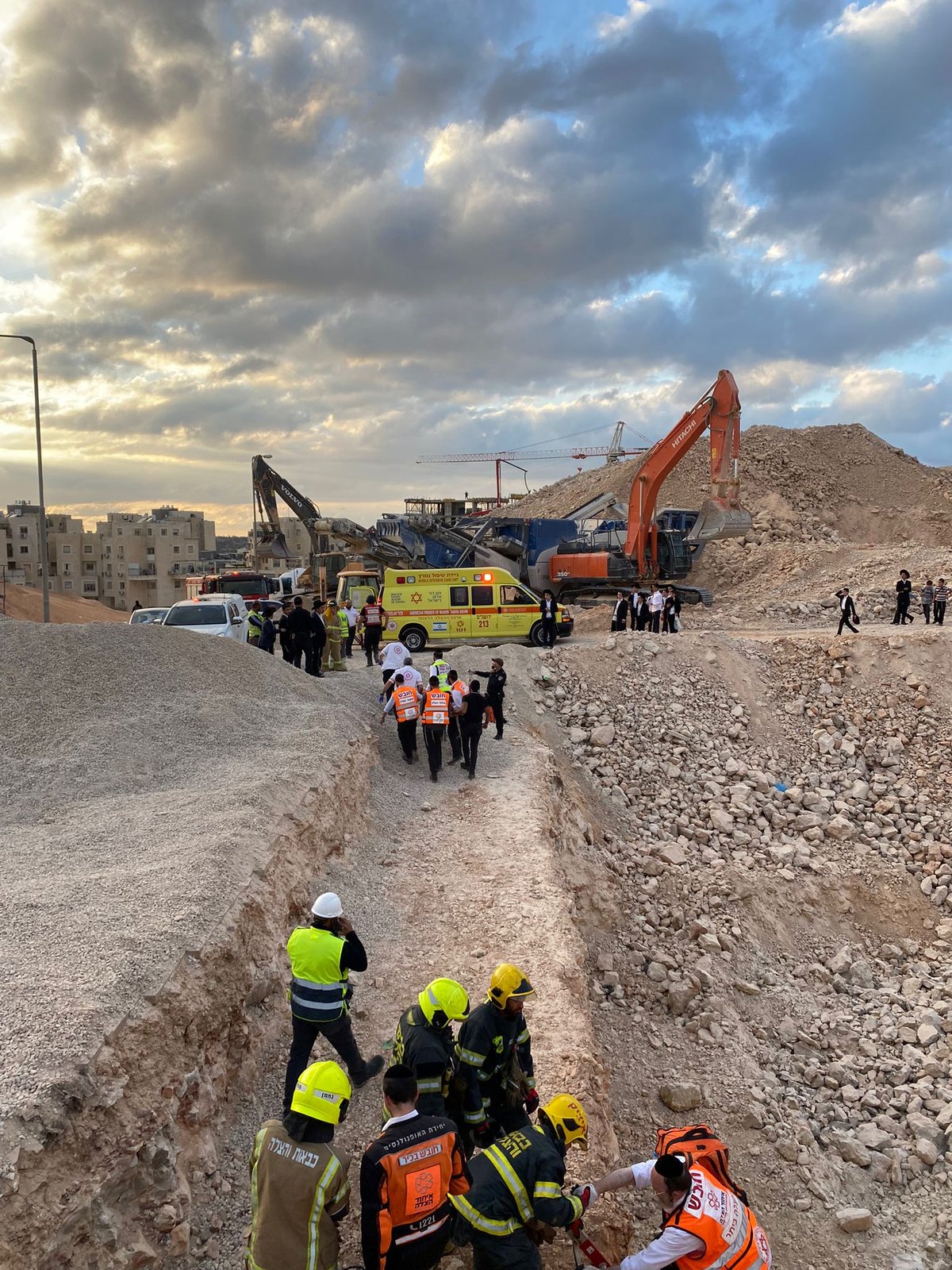 ילד נפל מגובה לתוך אתר בניה; מצבו בינוני