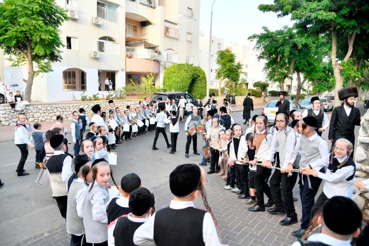 בעלזא באשדוד הכניסו ספר תורה חדש; צפו