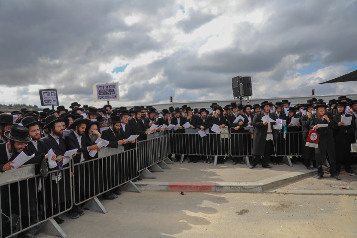 'העדה' ו'הפלג' הפגינו נגד "חילולי קברים"