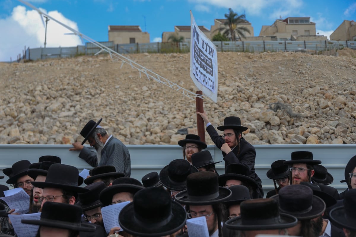 'העדה' ו'הפלג' הפגינו נגד "חילולי קברים"