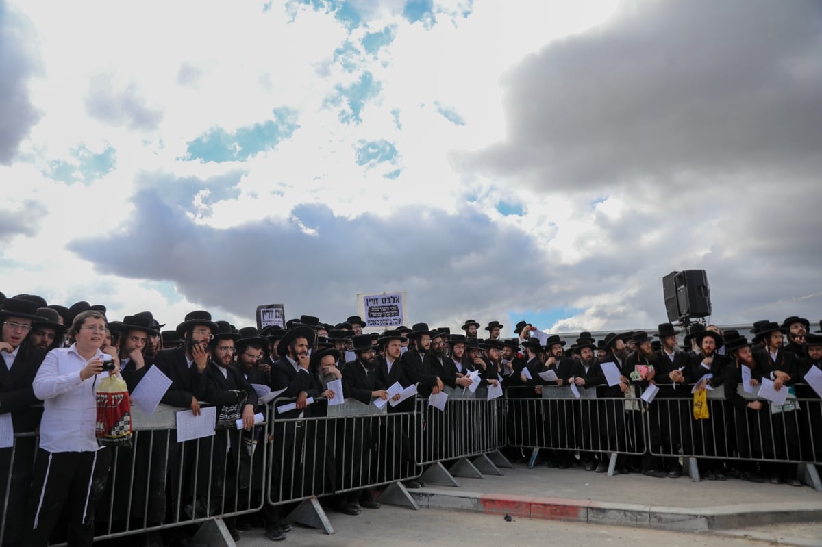 'העדה' ו'הפלג' הפגינו נגד "חילולי קברים"