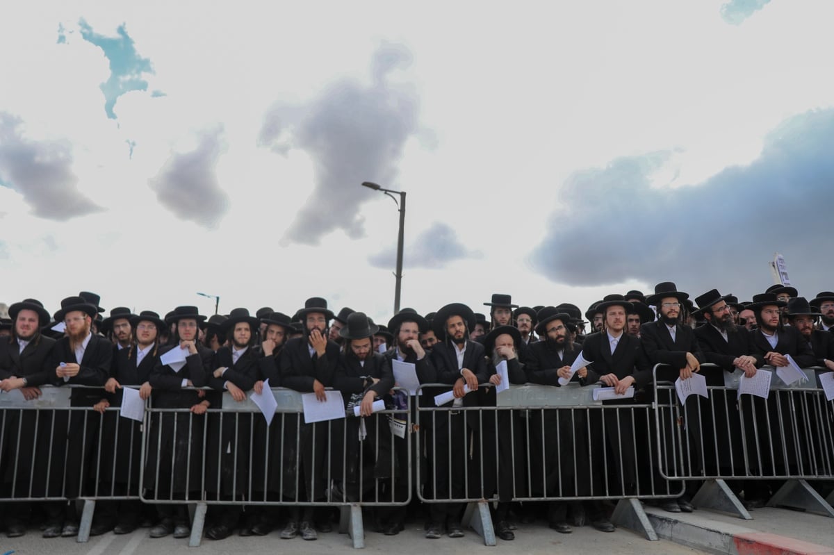 'העדה' ו'הפלג' הפגינו נגד "חילולי קברים"