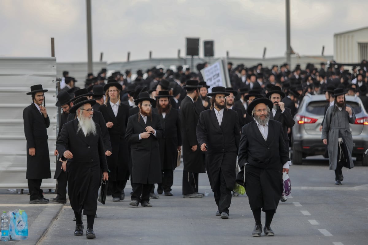 'העדה' ו'הפלג' הפגינו נגד "חילולי קברים"