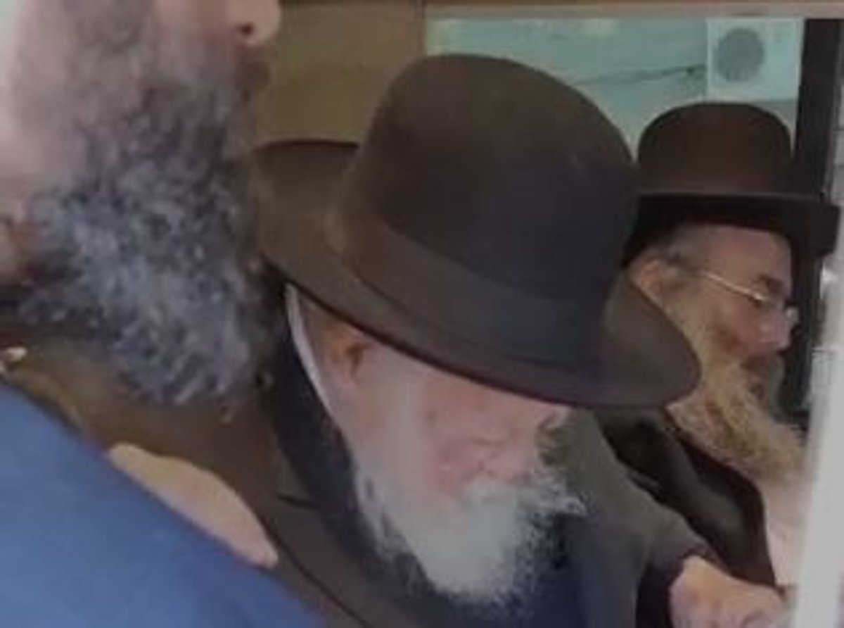 מרן הגר"ח קנייבסקי עלה לציון דודו 'החזון איש' • צפו