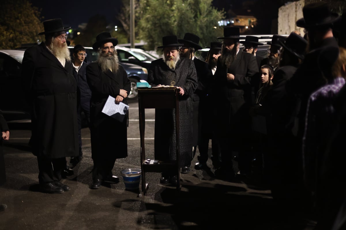 הרבי מרחמסטריווקא קידש לבנה בצפת