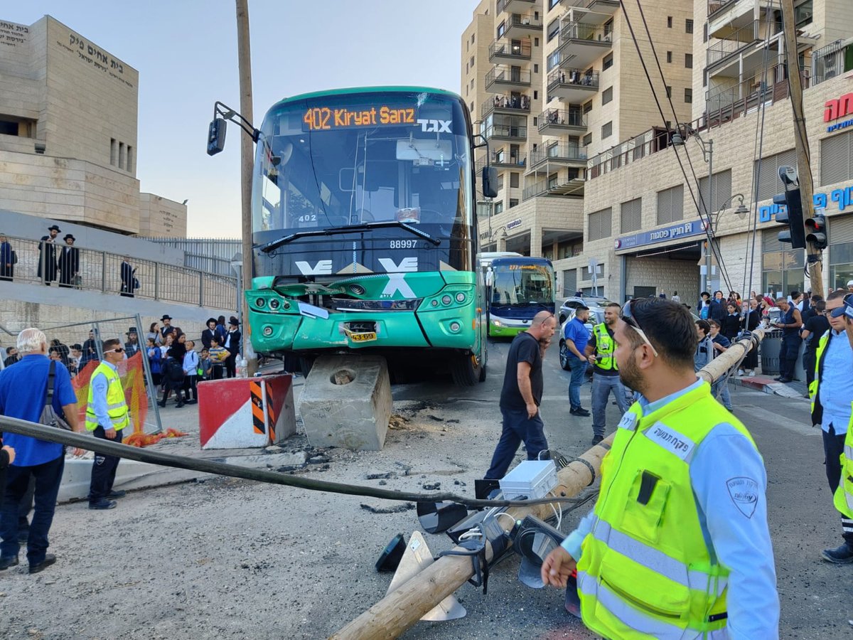 אוטובוס איבד שליטה; חרדית נפצעה קל