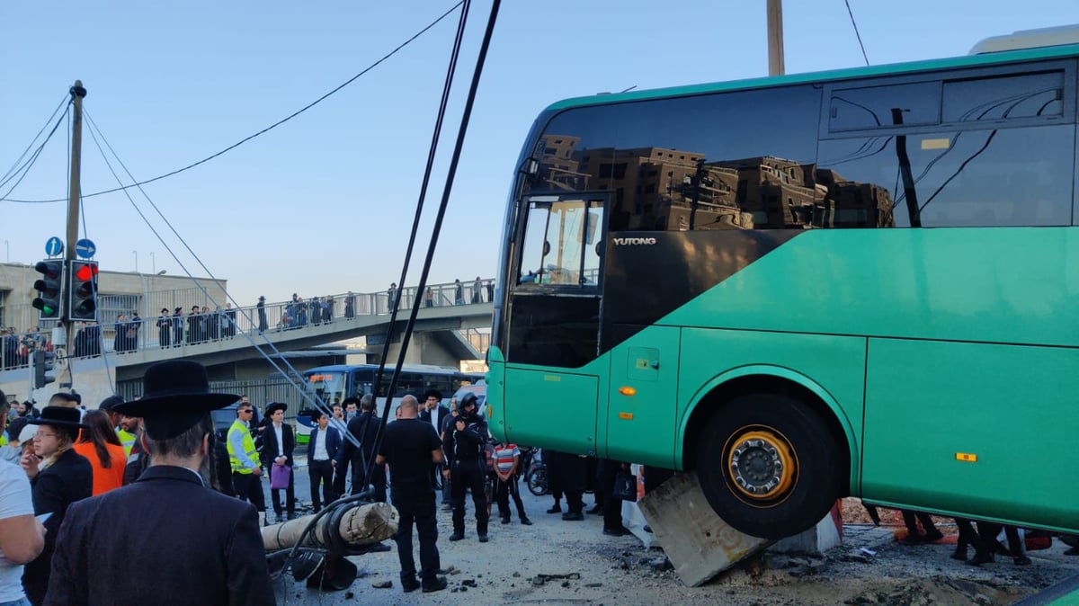 אוטובוס איבד שליטה; חרדית נפצעה קל