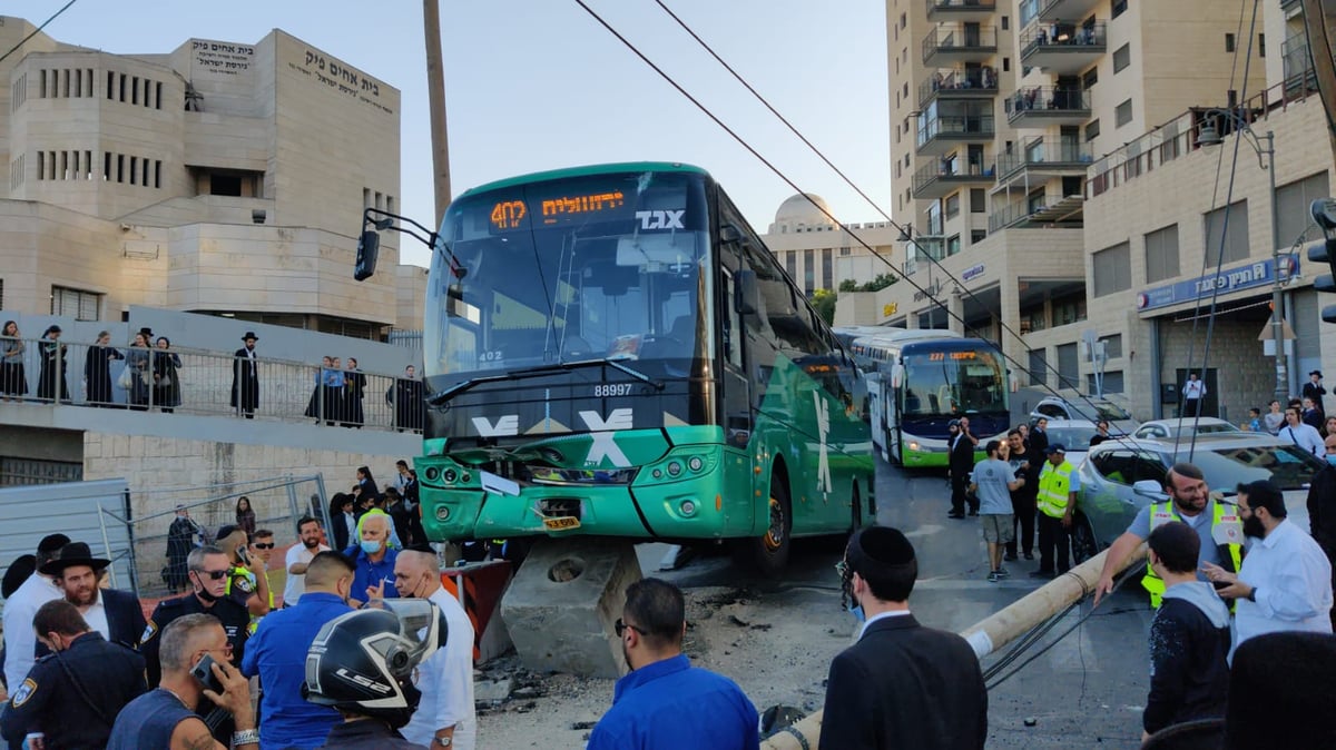 אוטובוס איבד שליטה; חרדית נפצעה קל