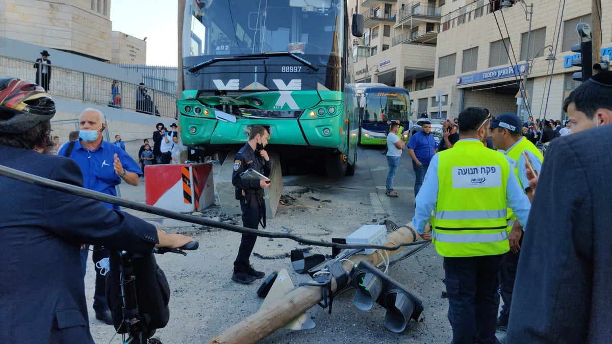 אוטובוס איבד שליטה; חרדית נפצעה קל