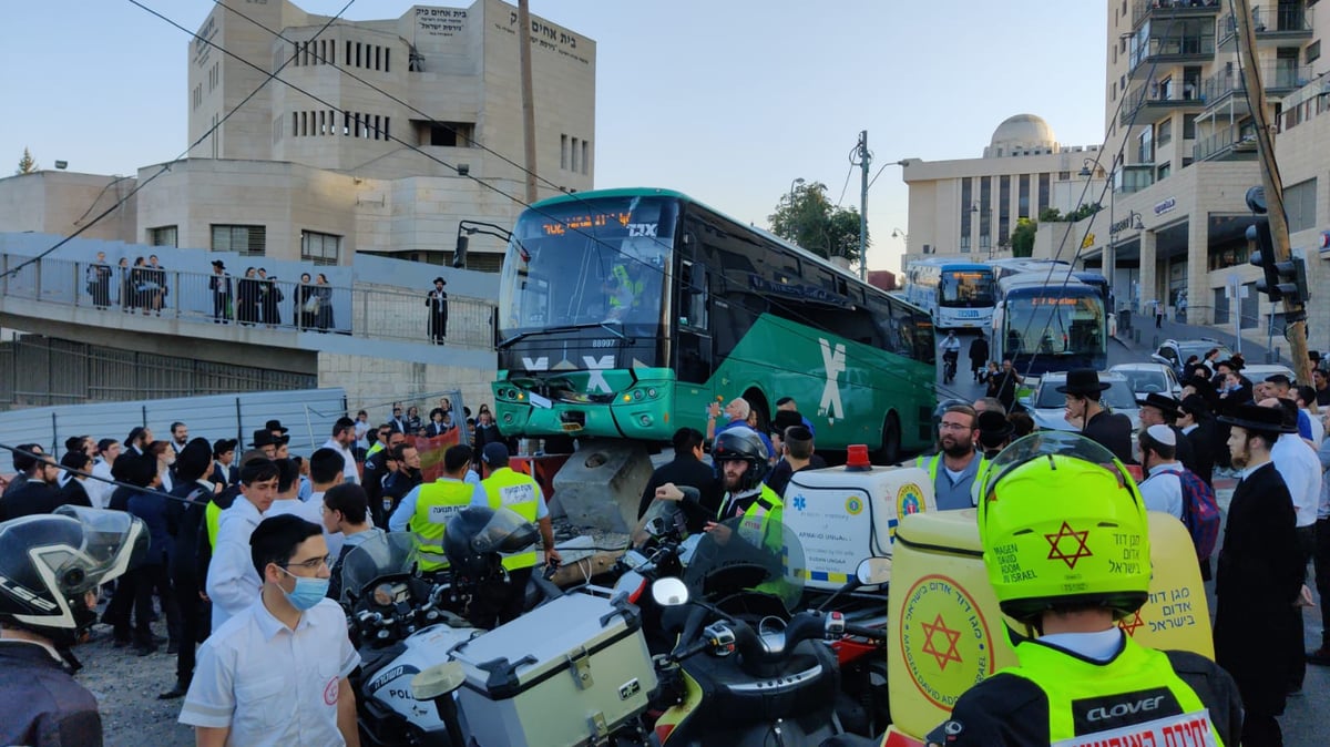 אוטובוס איבד שליטה; חרדית נפצעה קל