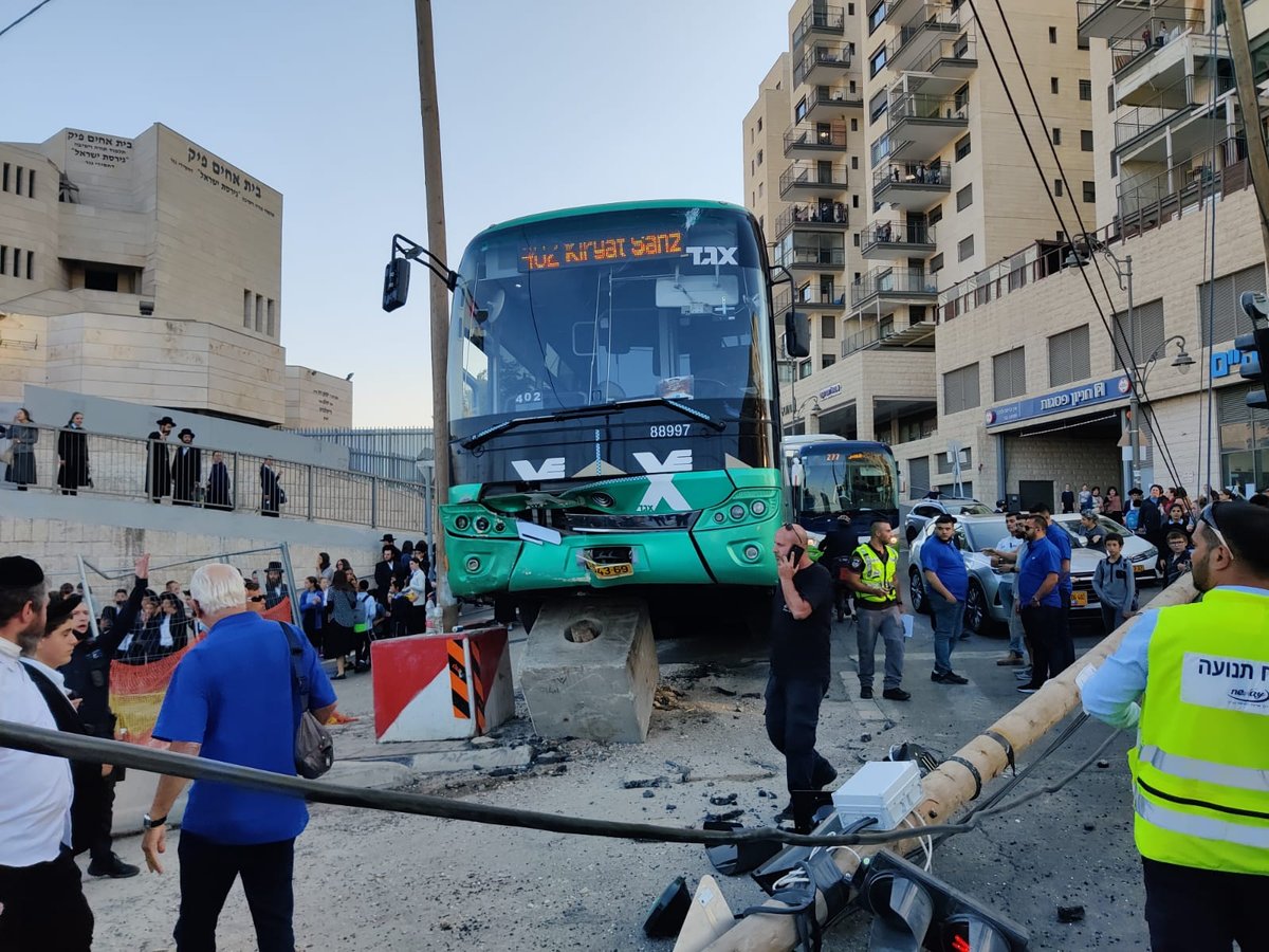 אוטובוס איבד שליטה; חרדית נפצעה קל