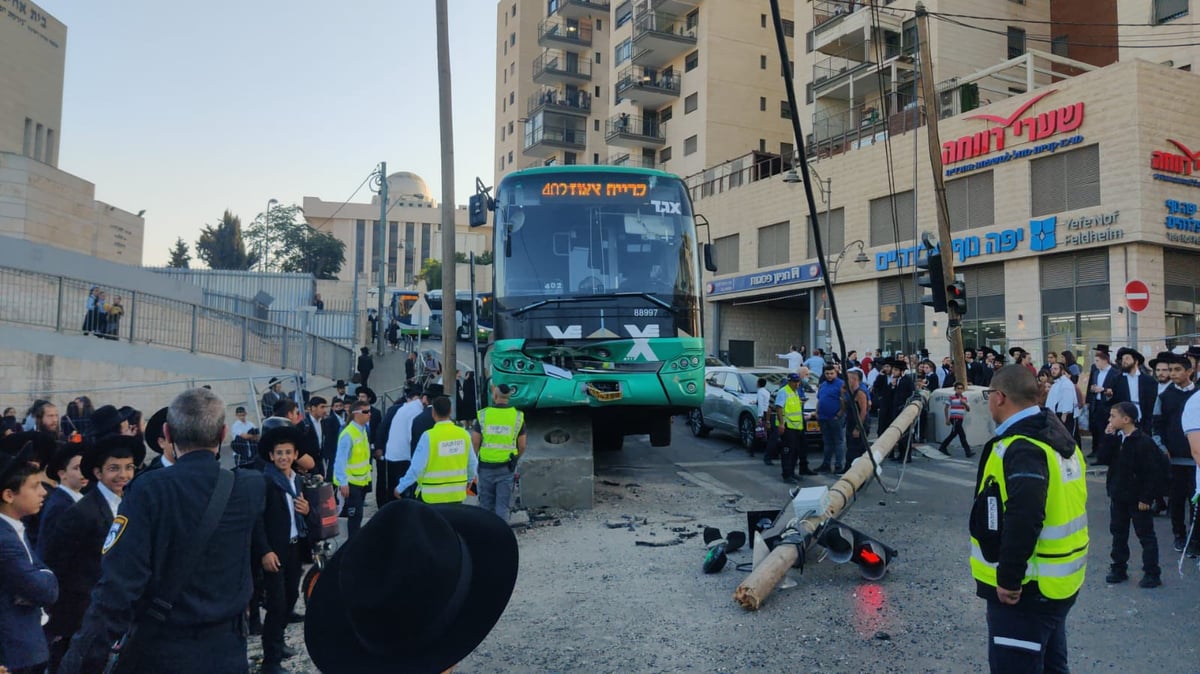 אוטובוס איבד שליטה; חרדית נפצעה קל