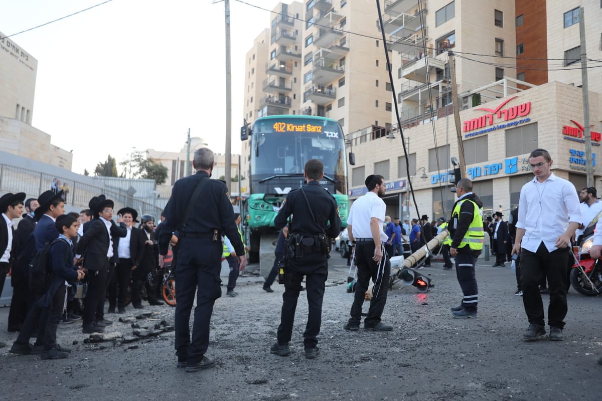 אוטובוס איבד שליטה; חרדית נפצעה קל