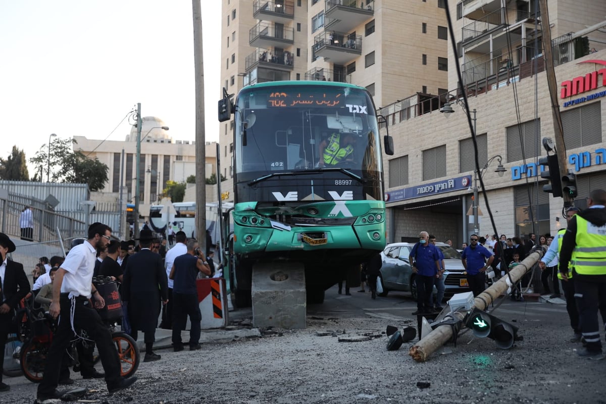 אוטובוס איבד שליטה; חרדית נפצעה קל