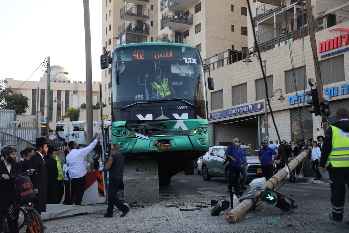 אוטובוס איבד שליטה; חרדית נפצעה קל